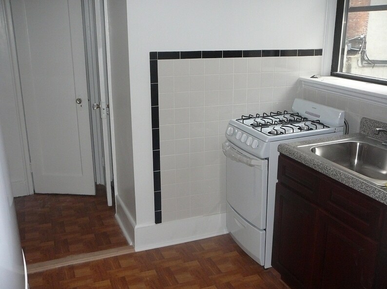 Interior Photo - 605 E 11th St