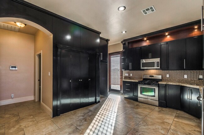 Building Photo - Gorgeous Custom Home on a corner lot in Ve...