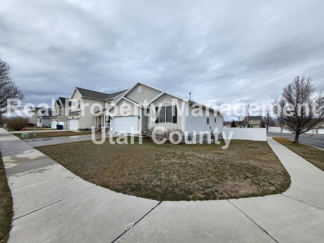 Building Photo - Great views of Mountains and Community Pon...