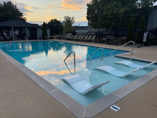 Piscina comunitaria, cabaña y parrilla. - 1900 Richard Jones Rd