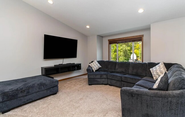 Foto del edificio - Check out this 4 BR 2 Bath single family h...