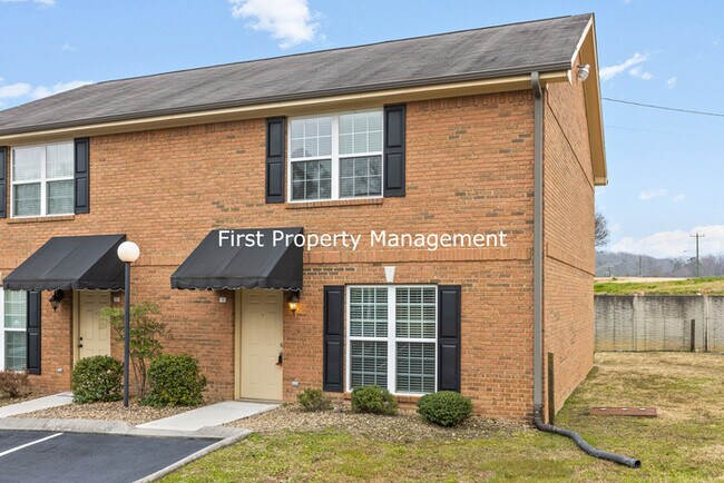 Building Photo - 1110 Maple Tree Lane Townhouse