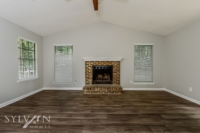 Building Photo - Lease today! No extra charge for contentme...