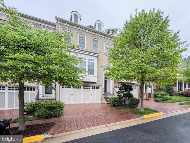 Building Photo - 2137 Royal Lodge Dr