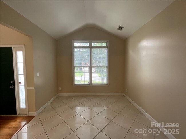 Building Photo - 1928 Dearmon Dr