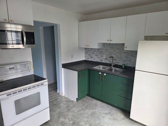 Building Photo - 679 Frobisher Crt