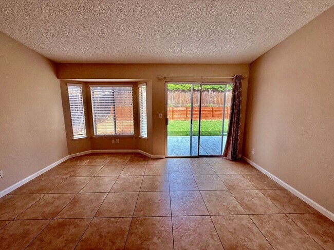 Building Photo - Charming home available Immediately