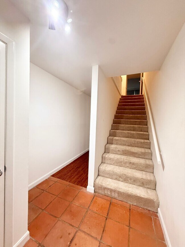 Foto del edificio - Modern 2/2.5/1 Townhome Across From The Me...