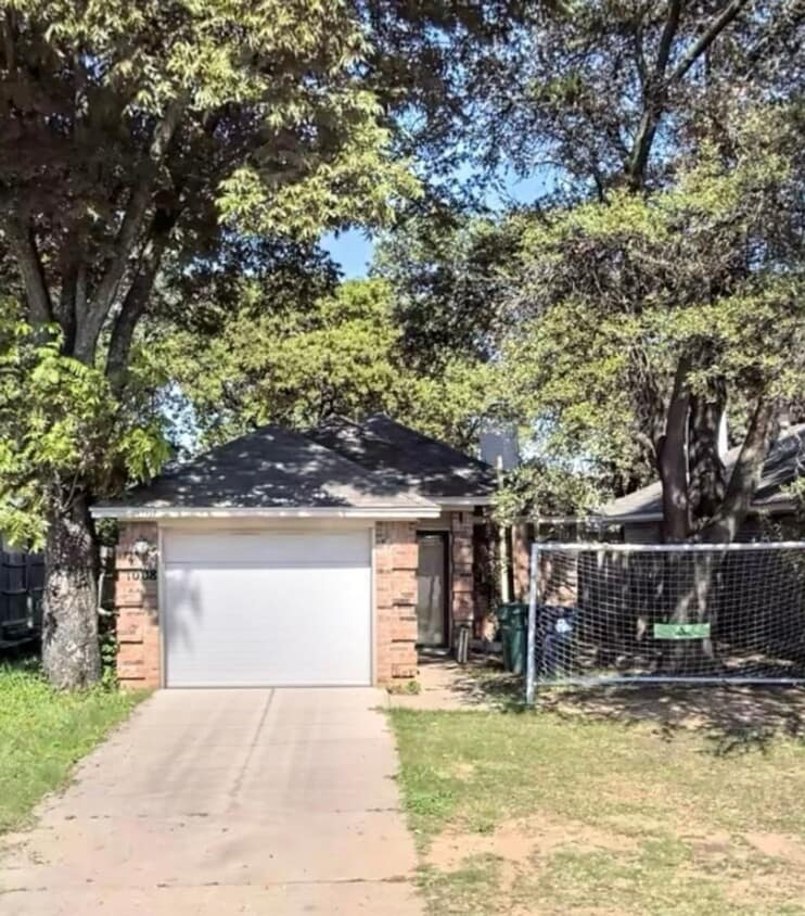 3 Bedroom and 1.5 Bath with attached garage - 3 Bedroom and 1.5 Bath with attached garage