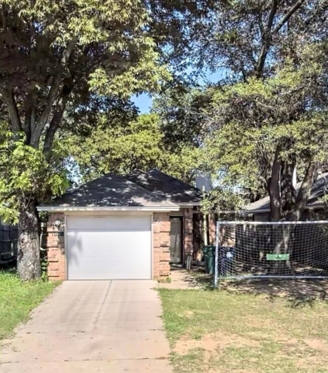 3 Bedroom and 1.5 Bath with attached garage - 3 Bedroom and 1.5 Bath with attached garage House
