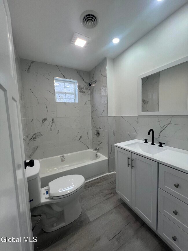 Foto del edificio - 239 McClellan St