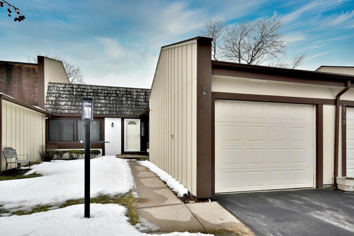 190 Cascade Dr, Indian Head Park, IL 60525 Townhome Rentals in Indian