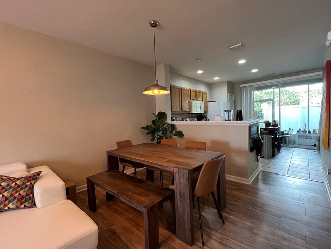 Building Photo - AVAILABLE MAY 10TH 2BD/2.5 BATH TOWNHOME IN THE EXCLUSIVE WYNCHASE COMMUNITY!!