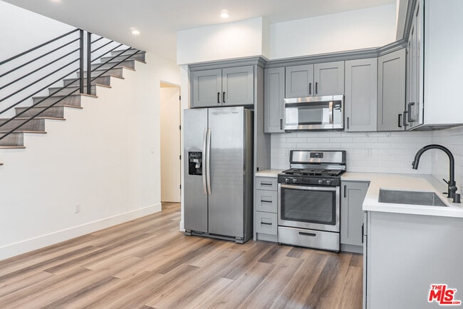 Building Photo - 525 Normandie Ave