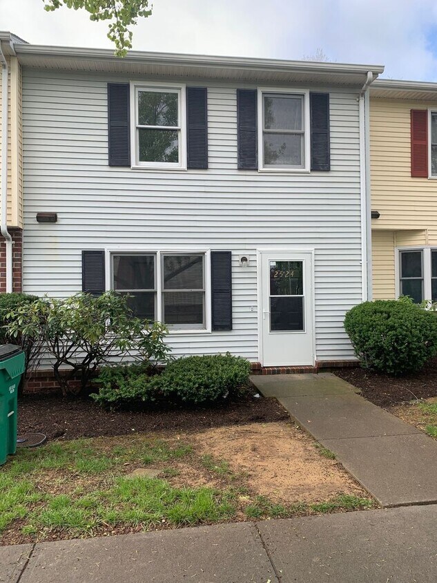 Building Photo - 3 Bedroom 2.5 Bath Townhouse
