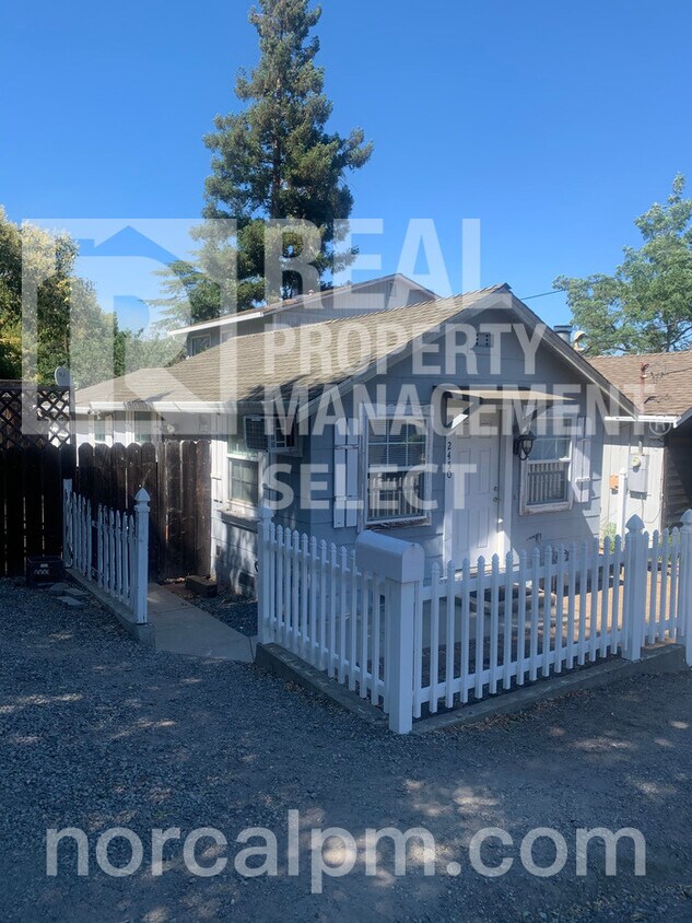 Primary Photo - Charming 2 bed 1 bath home