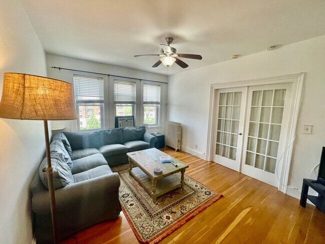 Foto del edificio - 9/1 No Fee!- Sunny upper floor 2BR - w/d i...