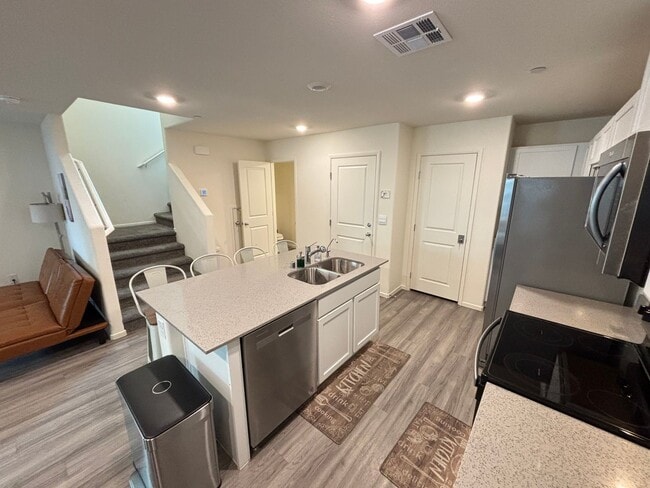 Foto del edificio - Gorgeous 3Bed/2.5Bath/2Car Townhome located in Southwest Las Vegas- Make the Move for Less: $300 ...