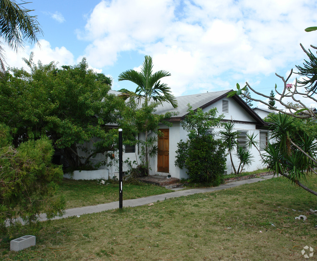 Primary Photo - 1817 Rodman St