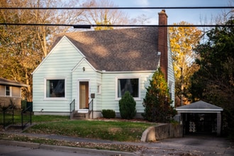 Building Photo - 818 Perry Ave