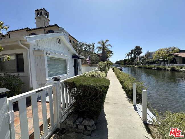Building Photo - 440 Howland Canal
