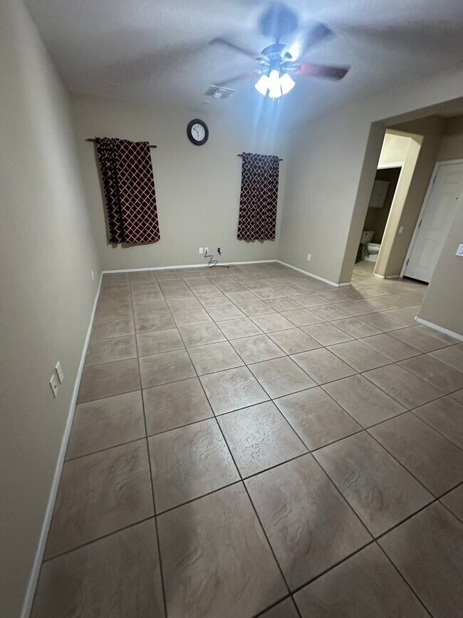 Foto del edificio - Charming 3 Bed + Den 2.5 Bath Home with 2 car attached EV garage with community pool !!