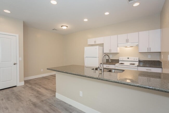 Building Photo - 1741 S Dandelion St