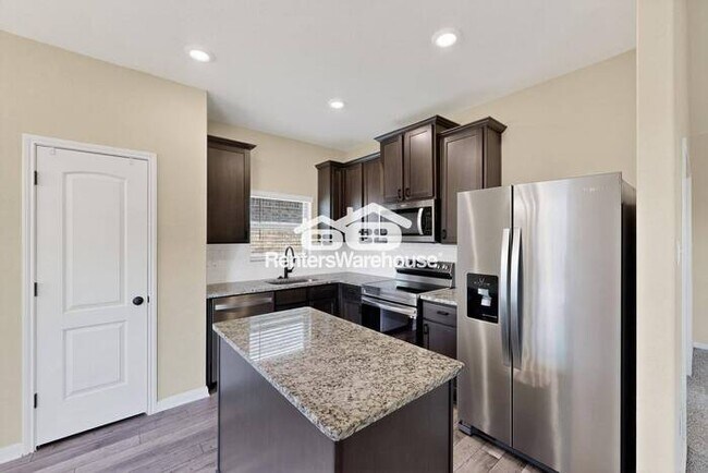 Foto del edificio - MOVE IN READY COMPLETELY UPDATED - 3BED/2B...