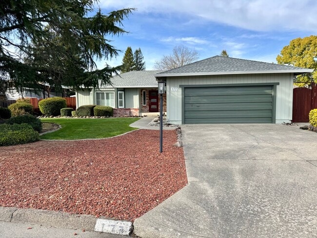 Building Photo - Spacious three bedroom home in desirable W...