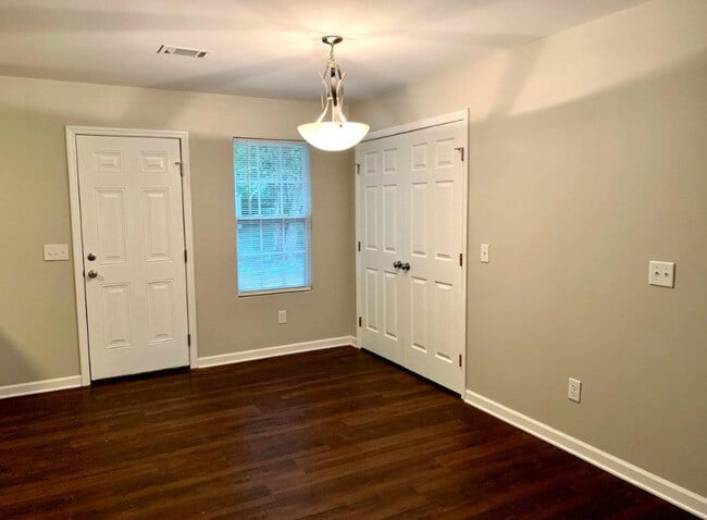 Building Photo - 298 S Meribeth Ln