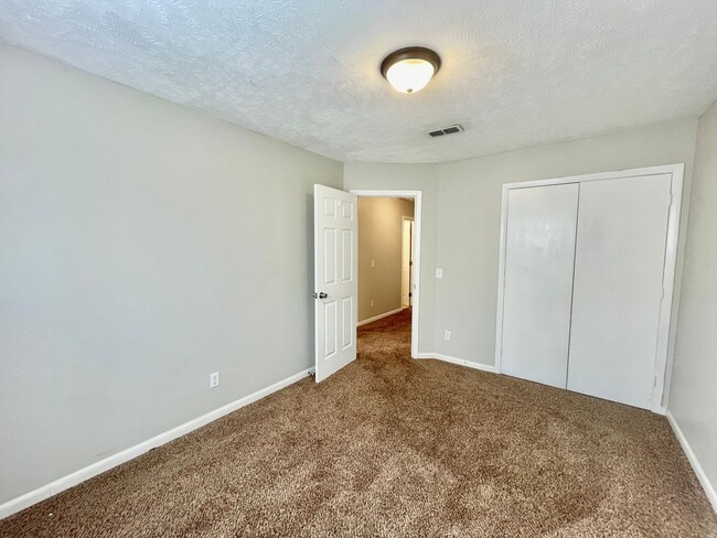 Building Photo - 3 Bedroom, 2 Bathroom Condo in Stewart's C...