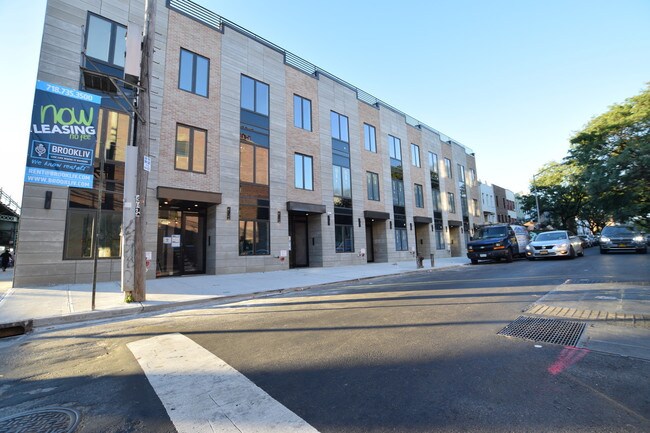 Building Photo - 573 Van Buren St