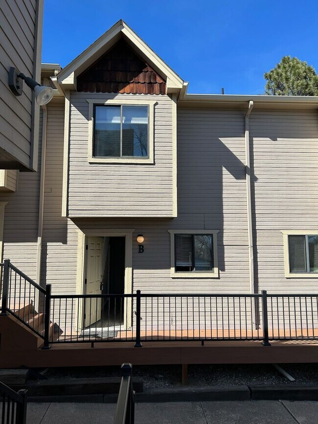 Foto del edificio - Available NOW, 2 bedroom townhome w/ AC! -...