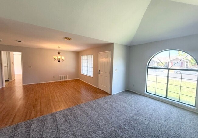 Foto del edificio - Remodeled 3 Bedroom Home in Roseville for Rent