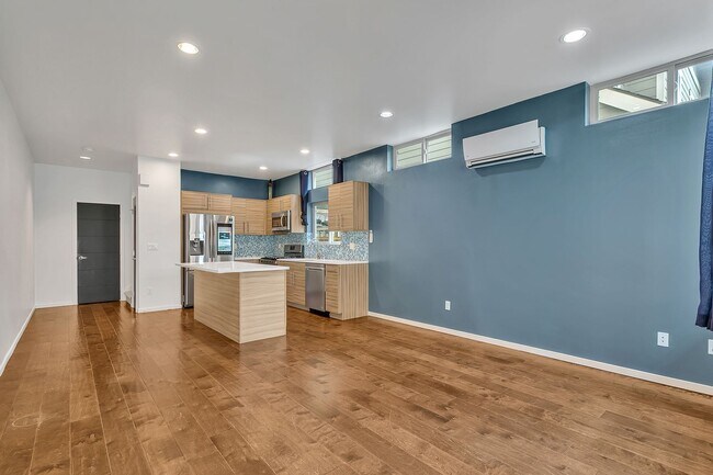 Building Photo - Modern Townhouse with Rooftop Deck & Bay V...