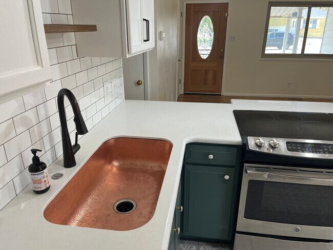 Foto del edificio - Charming 3-Bedroom Home - Close to Everything - Tons of Upgrades