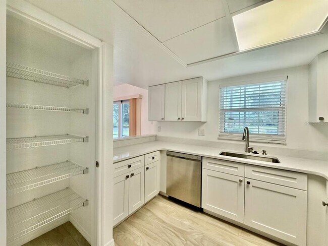 Foto del edificio - 8801 Bay Pointe Dr