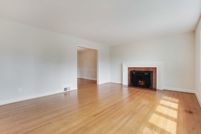 Foto del edificio - 404 Burnt Mills Ave