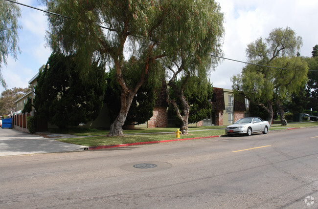 Building Photo - Carriage House Apartments