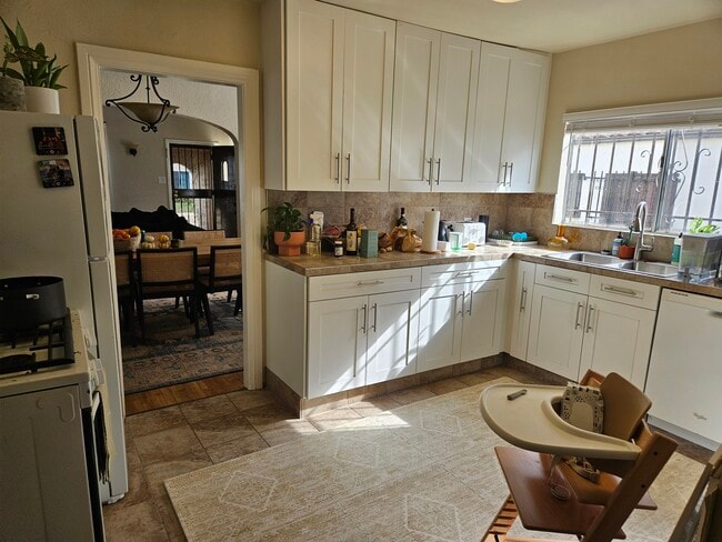 Building Photo - 533 N Gardner St