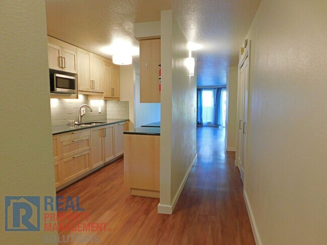 Building Photo - 5630 SW Riverside Ln
