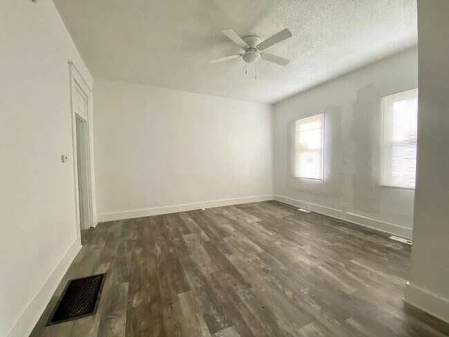 Building Photo - RENOVATED 1 bed/1 bath just 700/month