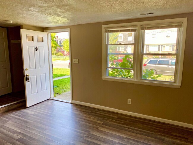 Building Photo - Charming 3 Bedroom/ 1 Bathroom in Dundalk,...