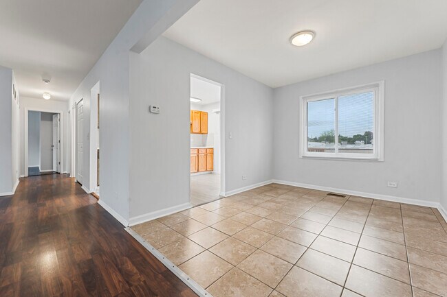 Building Photo - 999 Woodside Dr