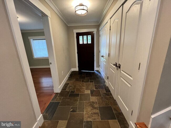 Building Photo - 8602 Woodbrook Ln