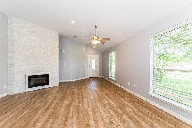 Building Photo - 318 Lazy Ln