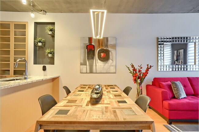 Building Photo - 1100 Rue Jeanne-Mance