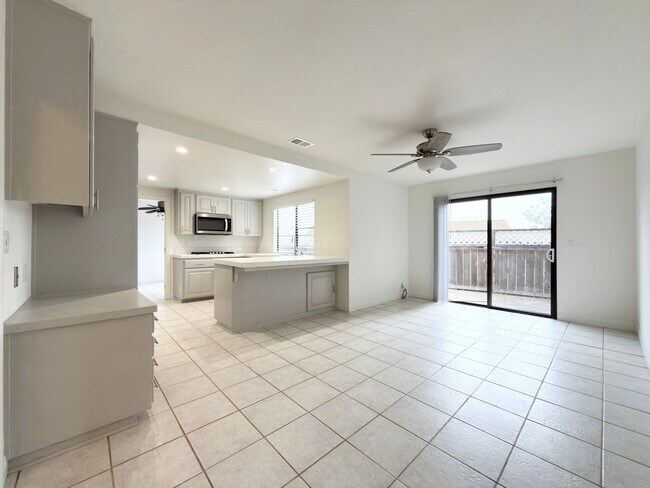 Foto del edificio - Centrally Located Single Level in Oceanside!