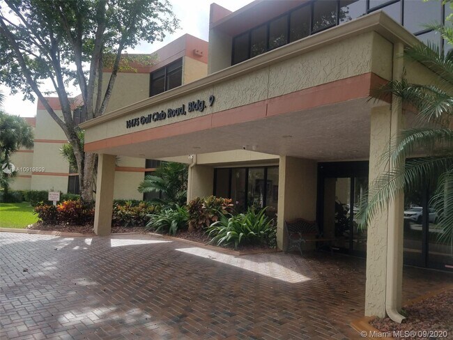 Building Photo - 16475 Golf Club Rd