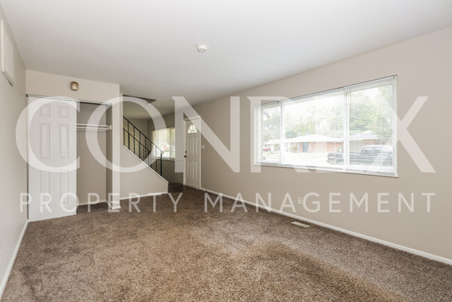 Building Photo - Spacious 2-Story Home in Royal Oaks